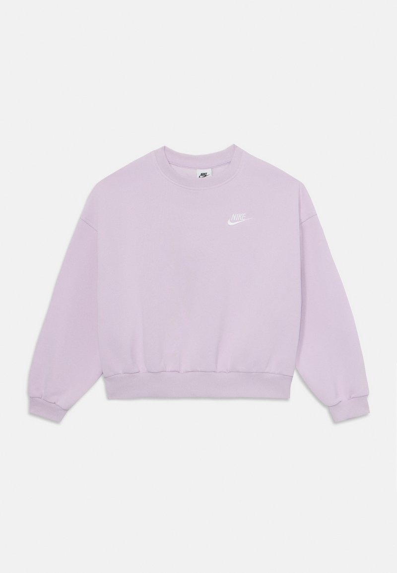 Levandų spalvos džemperis su apvaliu iškirpimu, raukšlėtais rankogaliais ir apatine dalimi. Krūtinėje yra baltas Nike logotipas. Pagamintas iš švelnios, tekstūruotos medžiagos.