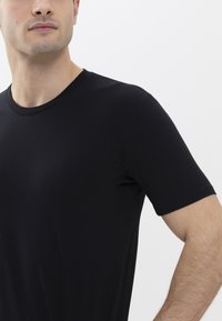 Maglietta nera a maniche corte realizzata in morbido cotone, con colletto alla marinara classico e silhouette aderente.