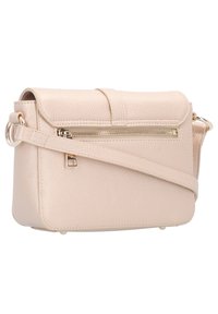Piccola borsa a tracolla in pelle beige con tasca frontale con zip, design piatto e tracolla staccabile. Presenta una superficie testurizzata e dettagli dorati.