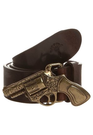 Bruine leren riem opgerold met een decoratieve messing gesp in de vorm van een gegraveerde revolver.