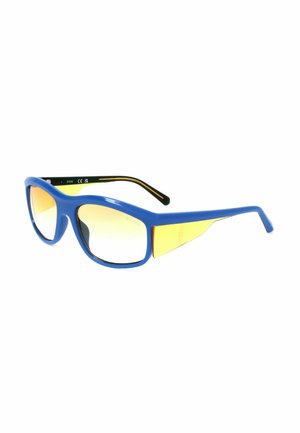 Occhiali da sole con montatura blu, lenti sfumate gialle e aste nere e gialle mostrati su sfondo bianco.