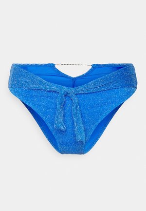 Parte de baixo de biquíni azul com uma textura brilhante, apresentando um detalhe de laço na frente e um forro interior suave. Design clássico de roupa de banho.