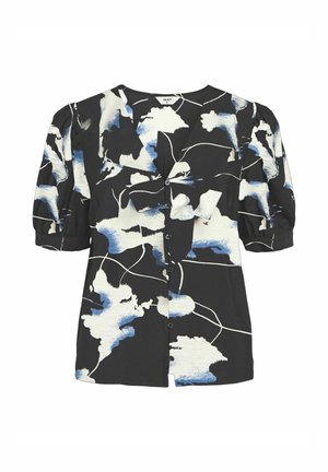 Sort bluse med blomsterprint i hvidt og blåt. Den har en V-udskæring, korte puffærmer og en knaplukning foran med sorte knapper.