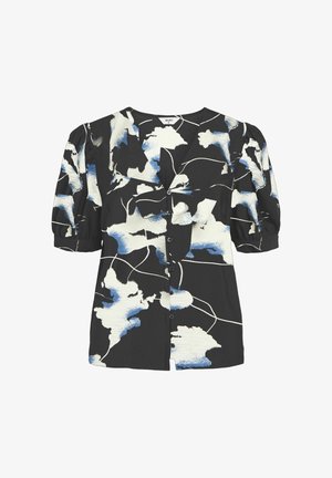 Melnā blūze ar ziedu rakstu baltā un zilā krāsā. Tai ir V veida kakls, īsas pūkainas piedurknes un pogu aizdare ar melnām pogām.