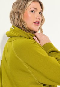 Ulla Popken LANGARM TASCHEN - Robe de jour - olive