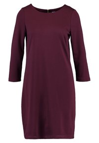 Robe bordeaux en tissu doux, avec un col rond et des manches trois-quarts, dotée d'une fermeture éclair au dos et d'une coupe ajustée.