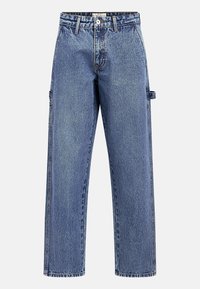 Jean denim bleu coupe droite avec passants de ceinture, fermeture par bouton et un détail de boucle latérale sur la jambe droite.