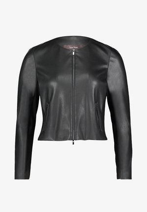 Schwarze Lederjacke mit rundem Ausschnitt, vorne mit Reißverschluss und zwei Reißverschlusstaschen. Glatte Textur, figurbetontes Design und lange Ärmel.