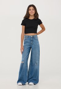 Terranova WIDE LEG CON STRAPPI - Jeans a zampa - blu denim medio