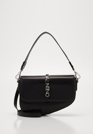 Sac à bandoulière designer noir texturé avec logo métallique "Valentino" sur le rabat avant et deux sangles amovibles sur fond blanc.