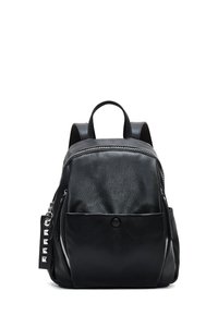 Sac à dos en cuir noir avec une finition texturée, doté d'une poche zippée à l'avant, de poches latérales et de deux bretelles. Accents en accessoires argentés.