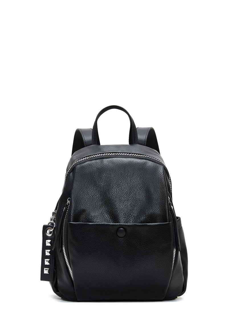 Sac à dos en cuir noir avec une finition texturée, doté d'une poche zippée à l'avant, de poches latérales et de deux bretelles. Accents en accessoires argentés.