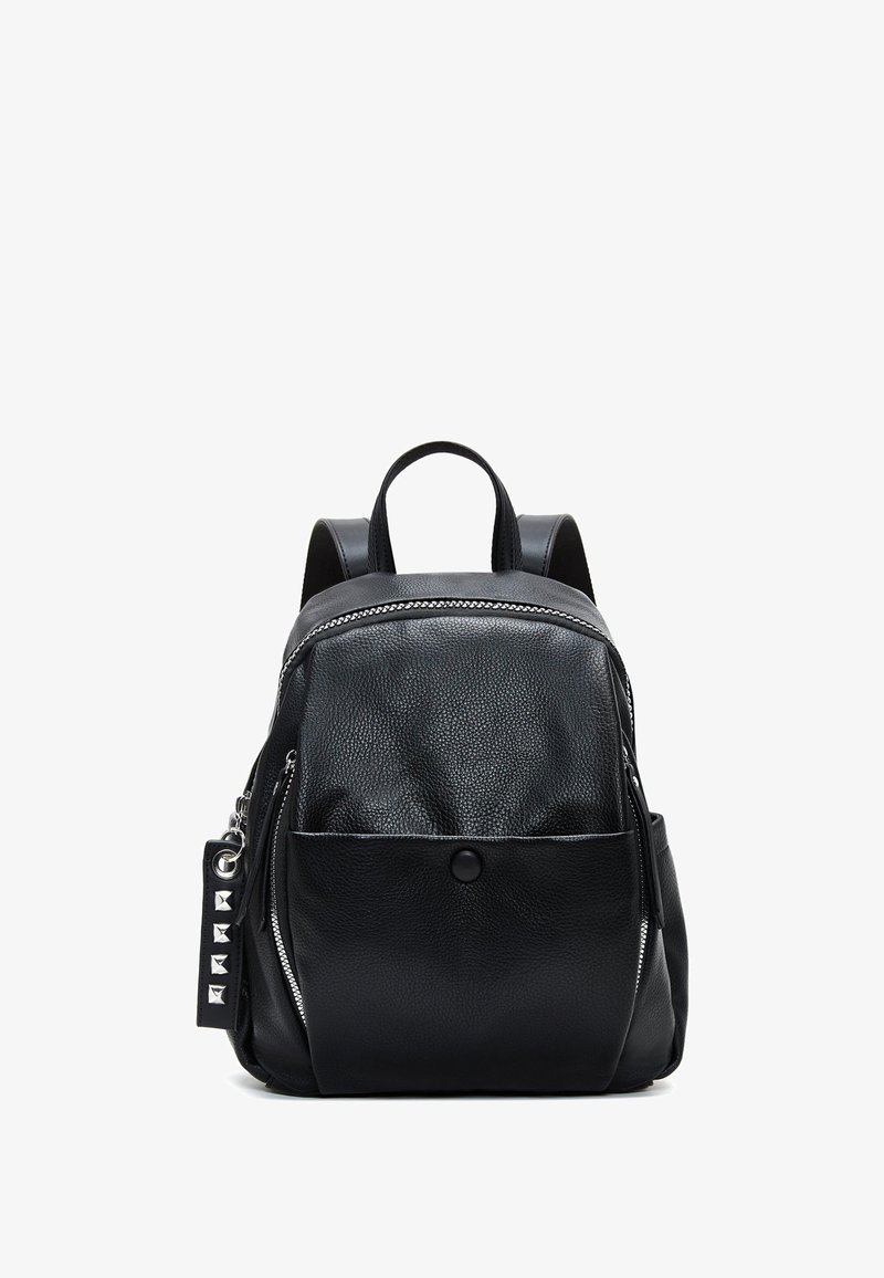 Zaino in pelle nera con finitura testurizzata, dotato di una tasca con zip frontale, tasche laterali e due spallacci. Dettagli in metallo argentato.