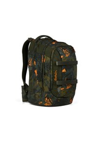 Mochila de patrón verde y negro con acentos naranjas, que cuenta con múltiples compartimentos, correas ajustables y una base inferior robusta.