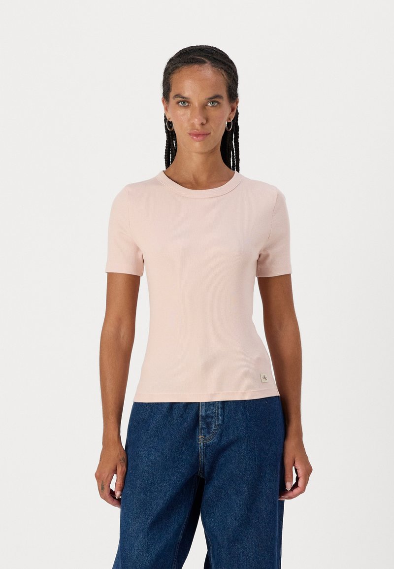 Calvin Klein Jeans LABEL FITTED TEE - Basic póló - peach whip