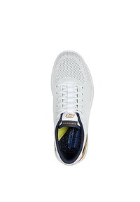 Zapatilla deportiva blanca con parte superior de malla, cordones planos y lengüeta acolchada. Presenta un logo en la lengüeta y una suela texturizada con acentos amarillos.