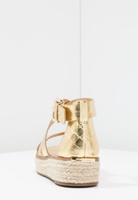 MICHAEL Michael Kors Sandali con plateau - gold-coloured