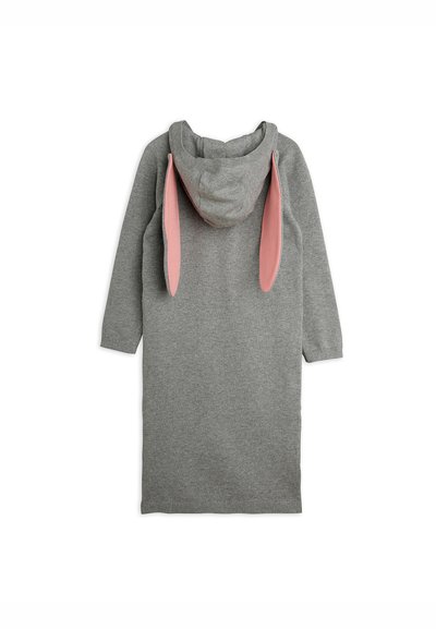 Longue robe grise en maille avec manches longues et une capuche comportant deux oreilles de lapin en tissu rose attachées.