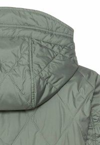 Gepolsterte olivgrüne Steppjacke mit Kapuze. Verfügt über ein gestepptes Rautenmuster und eine glatte, glänzende Oberfläche. Keine sichtbaren Beschläge.