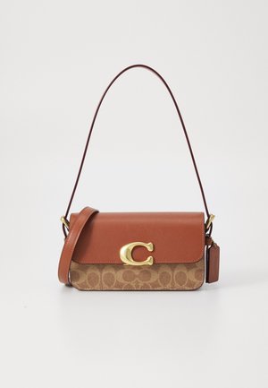 Borsa a spalla in pelle marrone con una sezione inferiore a motivo beige, una chiusura in tono oro e una tracolla removibile.
