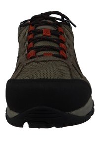 Brązowe i czarne buty trekkingowe z siateczkową cholewką, gumową podeszwą, czapką na palcach w kolorze czarnym oraz pomarańczowymi akcentami na sznurówkach i oczkach.