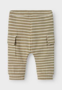 Pantalone u tamnim prugama s bijelim linijama, s rebrastom teksturom i bočnim džepovima. Imaju opušten kroj s elastičnim manžetama na gležnjevima.