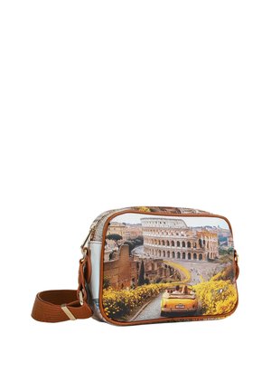 Piccola borsa a tracolla rettangolare con tracolla marrone, che mostra un'auto d'epoca gialla che si dirige verso il Colosseo di Roma circondata da fiori gialli.
