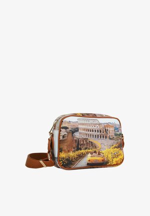 Piccola borsa a tracolla rettangolare con tracolla marrone, che mostra un'auto d'epoca gialla che si dirige verso il Colosseo di Roma circondata da fiori gialli.