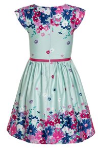 Blommig klänning i grön tyg med korta ärmar, rosa midjeband och flerfärgade blommönster, med dragkedja i ryggen.