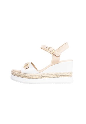 Bílé klínové sandály s béžovým páskem a zlatou sponou. Mají pletenou jutu uprostřed a texturovanou bílou platformu.