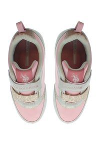 Barnens rosa sneakers med glittriga guldremmar och beige detaljer, med U.S. Polo Assn. logotyp på remmen och tungan.