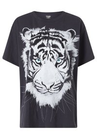 Musta lyhytnappinen T-paita, jossa on valkoinen ja musta tiikeri kasvot sekä näyttävät siniset silmät edessä, Wrangler-brändin etiketti kauluksessa.