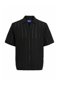 Polo shirt noir à manches courtes en tricot, présentant un motif texturé avec des rayures verticales et un col en V.