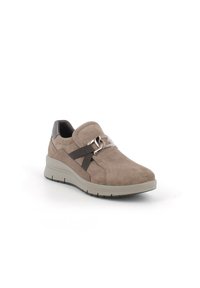 Sneaker in scamosciato beige con tacco grigio liscio, dotata di una fibbia decorativa argentata e cinturini elastici per una facile calzata. Suola in gomma spessa.