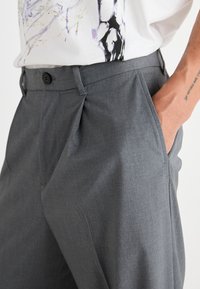 Weekday UNO LOOSE SUIT TROUSERS - Suit trousers - dark grey
