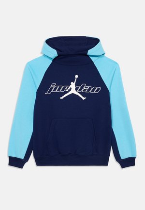 Granatowa bluza z kapturem z jasnoniebieskimi rękawami raglanowymi, kieszenią kangurzą oraz białym napisem "Jordan" i logo Jumpman na klatce piersiowej.