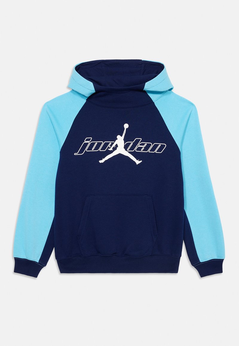 Granatowa bluza z kapturem z jasnoniebieskimi rękawami raglanowymi, kieszenią kangurzą oraz białym napisem "Jordan" i logo Jumpman na klatce piersiowej.