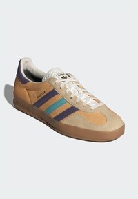 adidas Originals GAZELLE INDOOR - Tossud - glow orange shadow violet off white