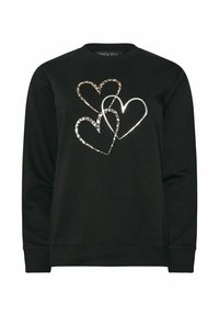 Sudadera negra con tres corazones superpuestos en diferentes acabados: uno de estampado de leopardo, uno plateado metálico y uno contorneado en blanco.