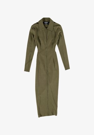 Longue robe ajustée vert olive avec manches longues, col pointu et détails de couture centrale, étiquetée Jacquemus La Montagne.
