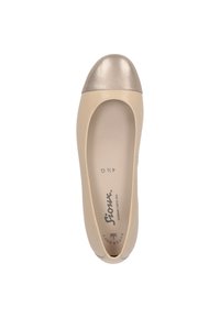 Ballerine beige con punta a cappuccio dorata metallizzata, tomaia in pelle liscia, forma arrotondata e design a profilo basso. Dotata di una soletta imbottita.