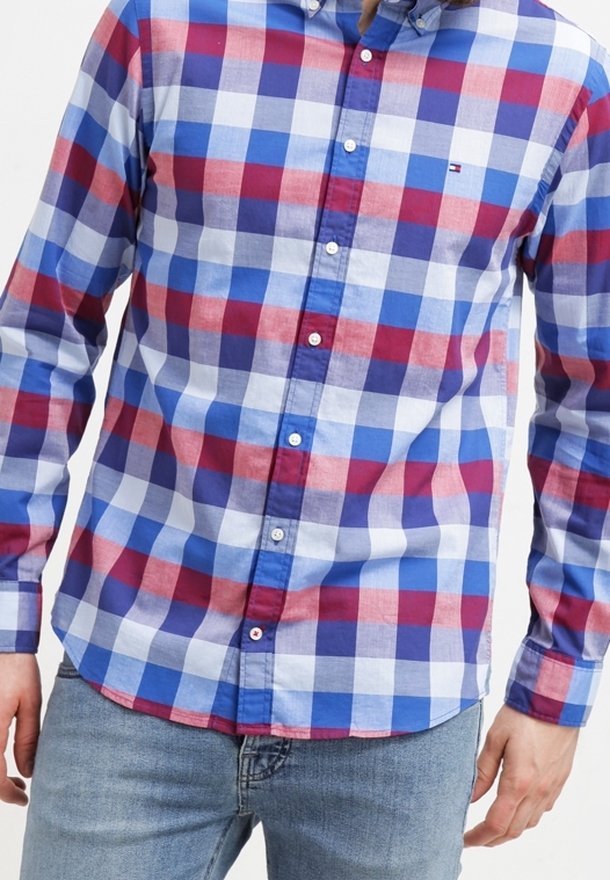 Kariertes Hemd in Blau, Rot und Weiß; durchgeknöpftes Design mit langen Ärmeln. Weiche Textur und deutlich sichtbare Muster über die gesamte Fläche.