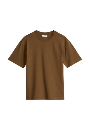 Effen bruine katoenen T-shirt met korte mouwen en ronde hals, afgebeeld op een witte achtergrond.