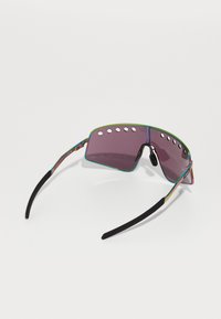Ochelari de soare sport cu lentile violet, cadru multicolor cu orificii de ventilație și dopuri pentru urechi din cauciuc negru pentru aderență.