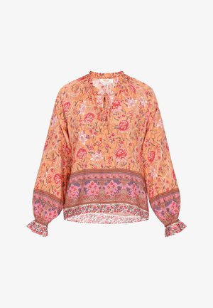 Oranž lilledega pluus, millel on pikad varrukad, kogutud kaelus ja volangiga mansetid. Dekoratiivne riba hemil roosa ja pruuni aktsendiga.