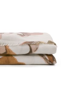 Coperta morbida e leggera in crema con motivi astratti nei toni pastello di rosa e marrone. Bordo finito con un delicato dettaglio frangiato.