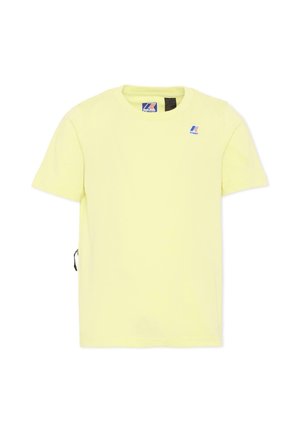 Chemise jaune clair à manches courtes avec petit logo K-Way sur la poitrine et à l'intérieur du col, avec une tirette de fermeture éclair noire sur le côté.