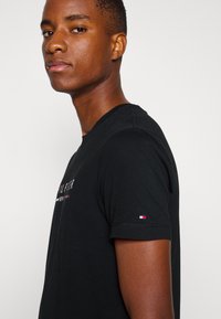 Tommy Hilfiger NEW YORK TEE - T-shirts med print - black