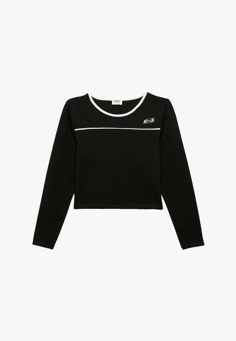 Crop top nero a maniche lunghe con scollatura rotonda bianca e striscia orizzontale bianca sul petto, con un piccolo logo sul lato sinistro.