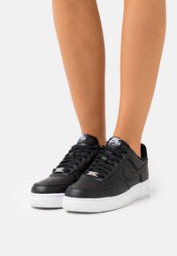 Nike Sportswear AIR FORCE 1 07 NEXT NATURE - Sapatilhas - black/white/metalllic silver